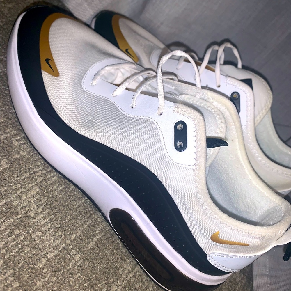 Women’s Size 8 Nike Dias